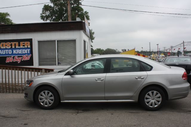 Volkswagen Passat 4.2L Quattro LWB AUTO Sedan