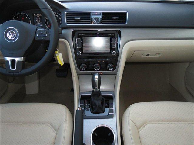 Volkswagen Passat 2014 photo 2