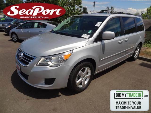 Volkswagen Routan 2009 photo 2