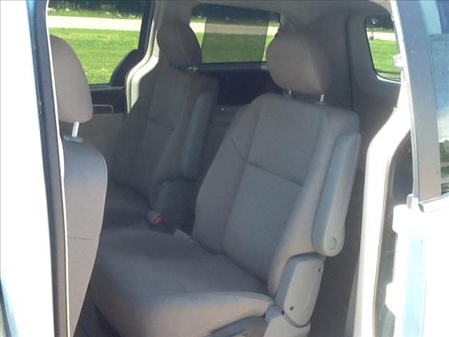 Volkswagen Routan 2009 photo 2