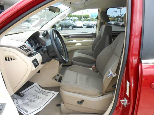 Volkswagen Routan 2009 photo 2