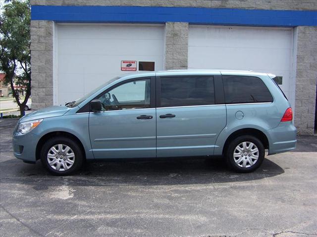 Volkswagen Routan 2009 photo 2