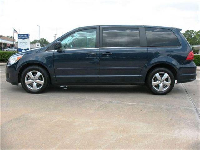 Volkswagen Routan 2009 photo 2