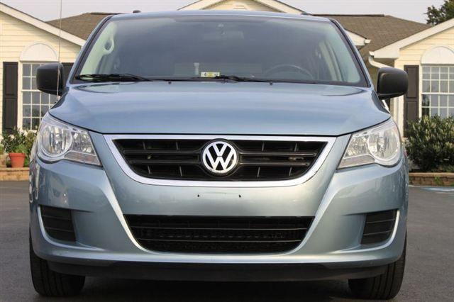 Volkswagen Routan 2009 photo 1