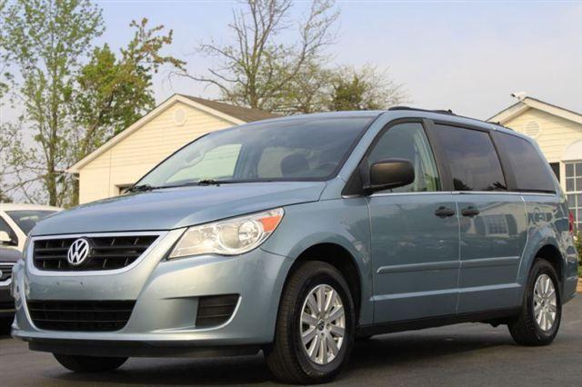 Volkswagen Routan 2009 photo 2