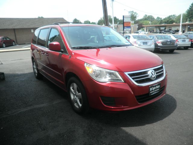 Volkswagen Routan 2009 photo 1