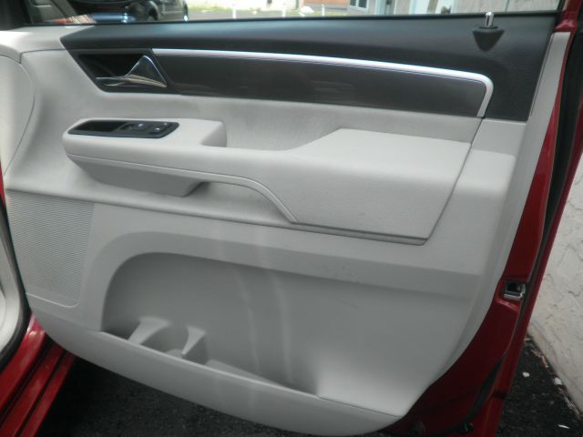 Volkswagen Routan 2009 photo 13