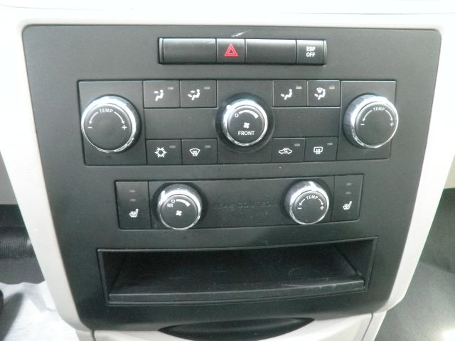 Volkswagen Routan 2009 photo 2