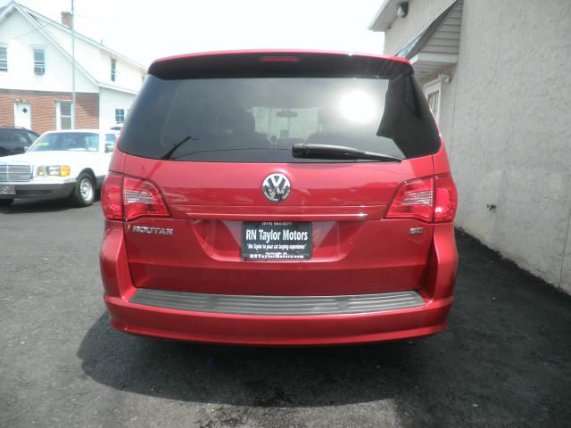 Volkswagen Routan 2009 photo 21