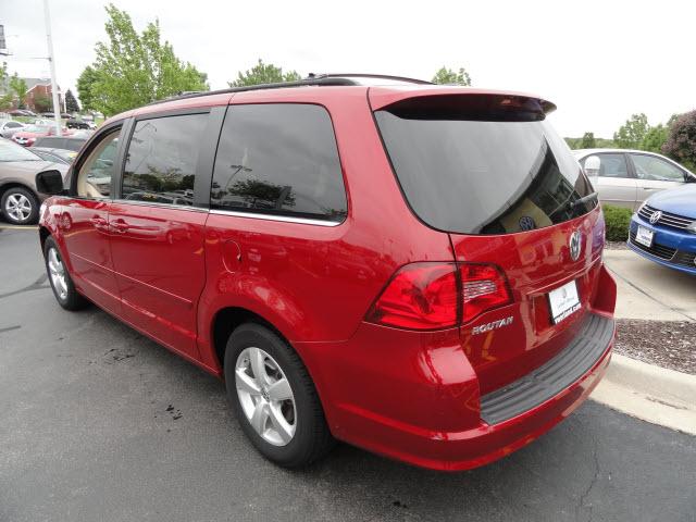 Volkswagen Routan 2009 photo 2