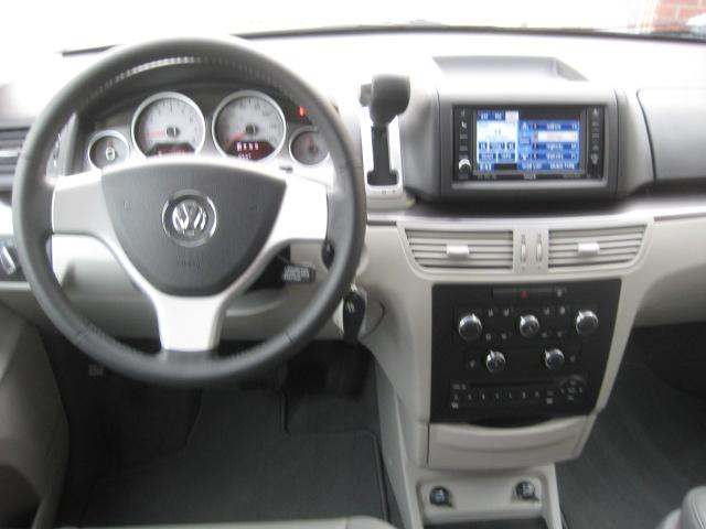 Volkswagen Routan 2010 photo 1