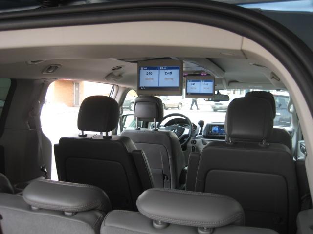 Volkswagen Routan 2010 photo 2