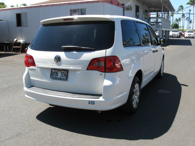 Volkswagen Routan 2010 photo 1