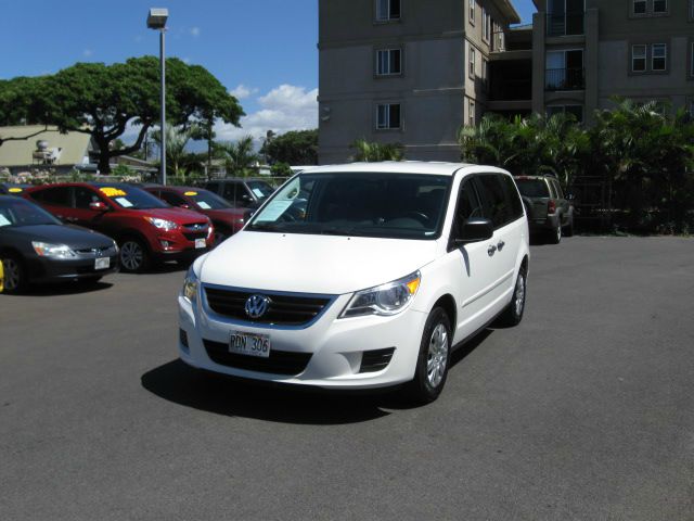 Volkswagen Routan 2010 photo 2