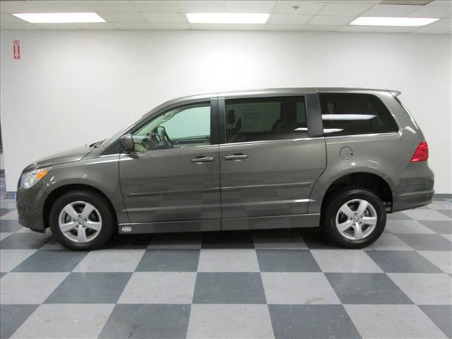 Volkswagen Routan 2010 photo 11