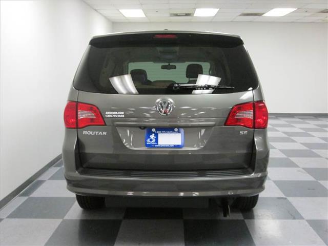 Volkswagen Routan 2010 photo 18