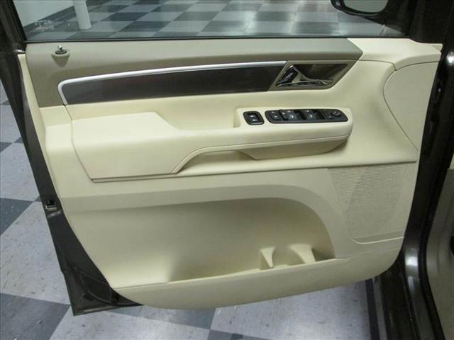 Volkswagen Routan 2010 photo 2