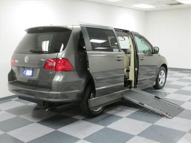 Volkswagen Routan 2010 photo 22