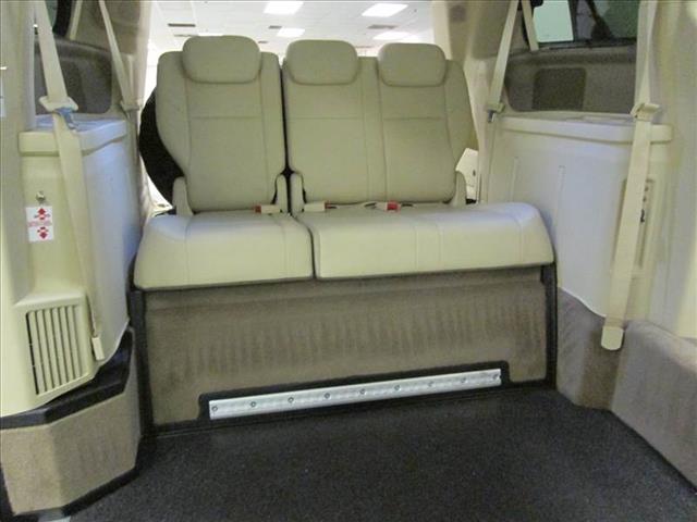 Volkswagen Routan 2010 photo 25