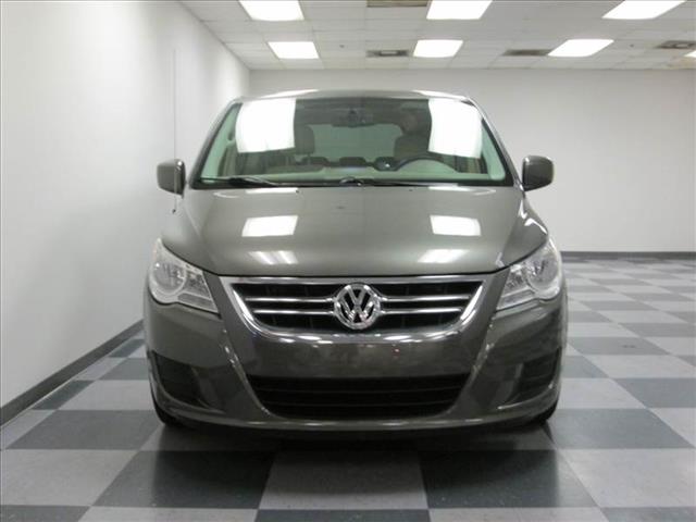 Volkswagen Routan 2010 photo 4