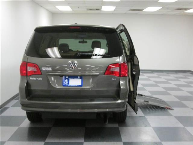 Volkswagen Routan 2010 photo 6