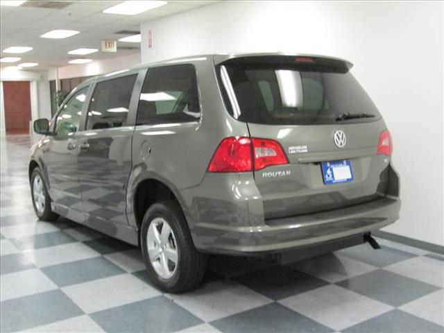 Volkswagen Routan 2010 photo 9