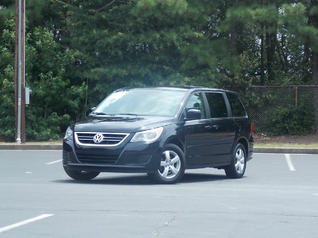 Volkswagen Routan 2010 photo 1