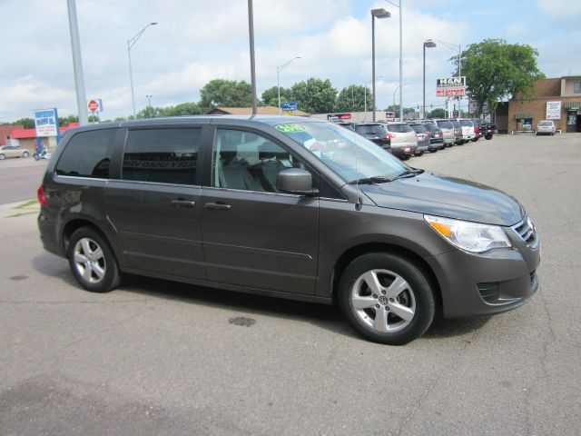 Volkswagen Routan 2010 photo 2