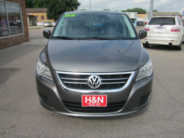 Volkswagen Routan 2010 photo 3