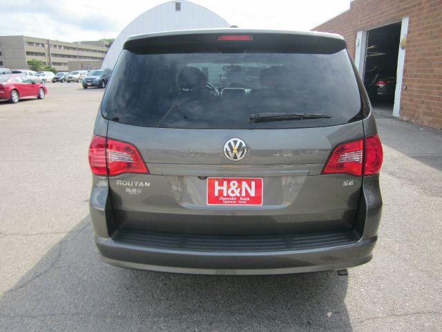 Volkswagen Routan 2010 photo 4