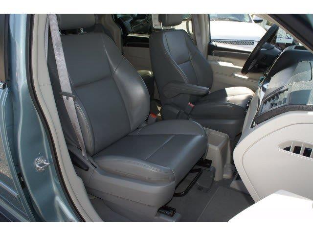 Volkswagen Routan 2010 photo 2