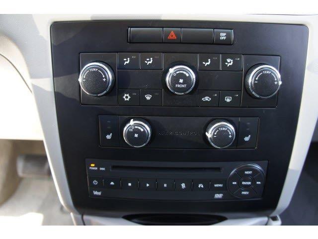 Volkswagen Routan 2010 photo 3