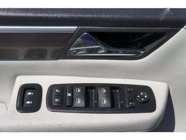 Volkswagen Routan 2010 photo 5