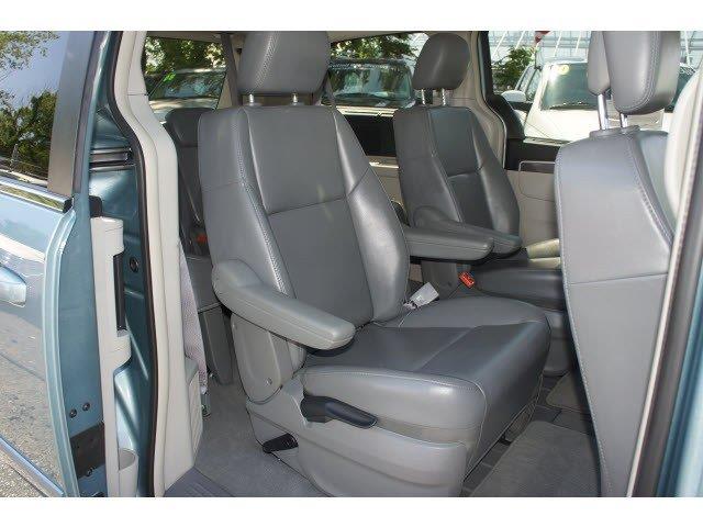 Volkswagen Routan 2010 photo 8