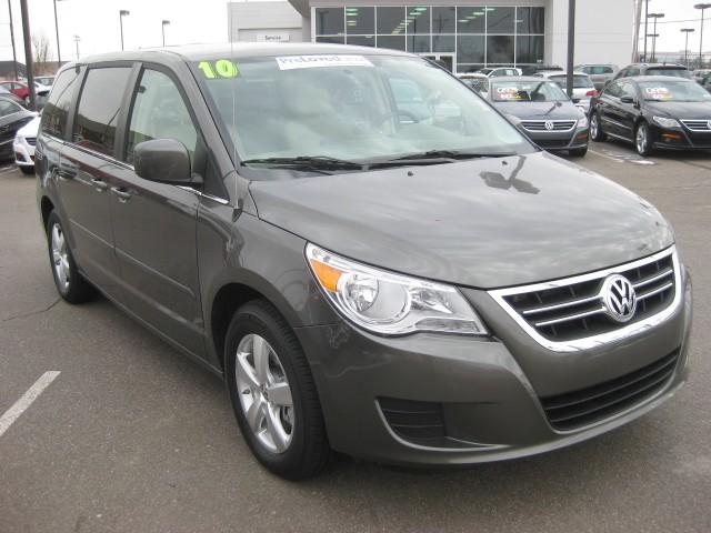 Volkswagen Routan 2010 photo 1