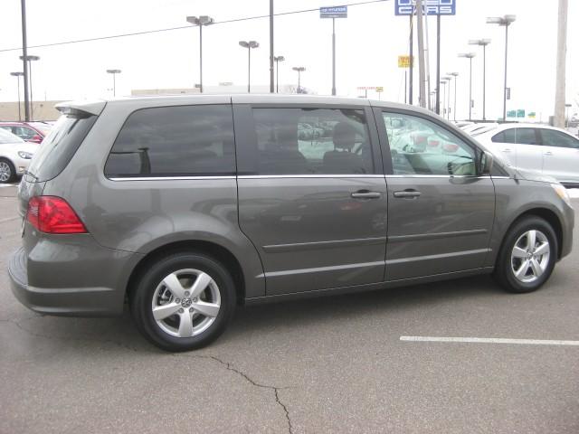 Volkswagen Routan 2010 photo 2