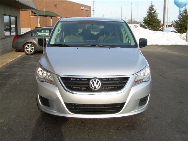 Volkswagen Routan 2010 photo 1