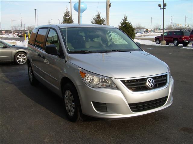 Volkswagen Routan 2010 photo 2