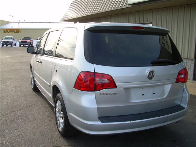 Volkswagen Routan 2010 photo 3