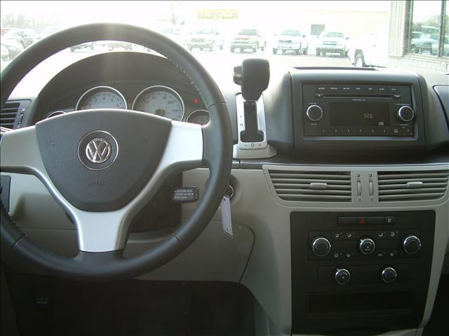 Volkswagen Routan 2010 photo 5