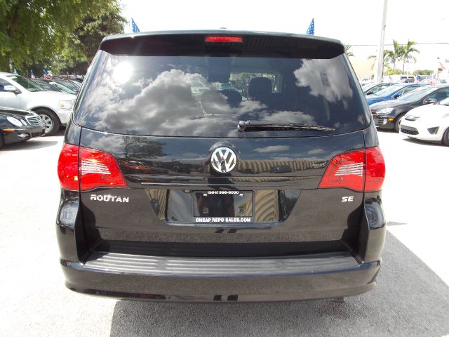 Volkswagen Routan 2010 photo 1