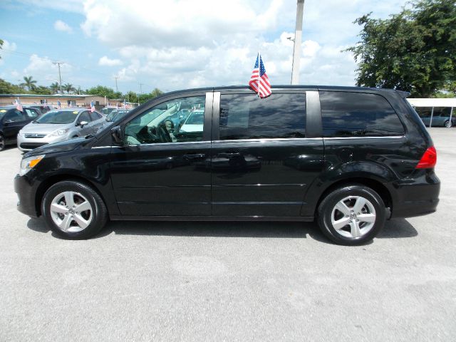 Volkswagen Routan 2010 photo 3