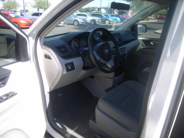 Volkswagen Routan 2010 photo 2