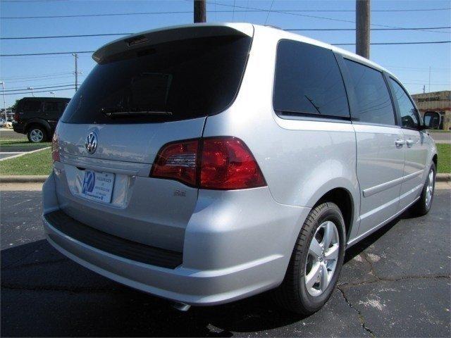 Volkswagen Routan 2011 photo 2