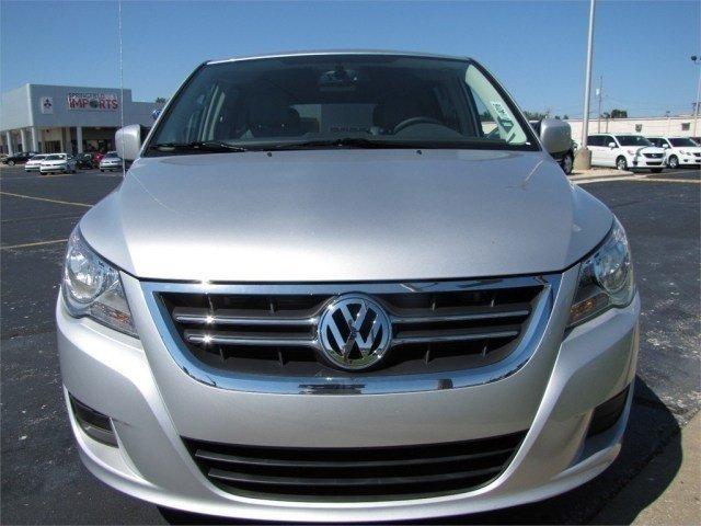 Volkswagen Routan 2011 photo 3