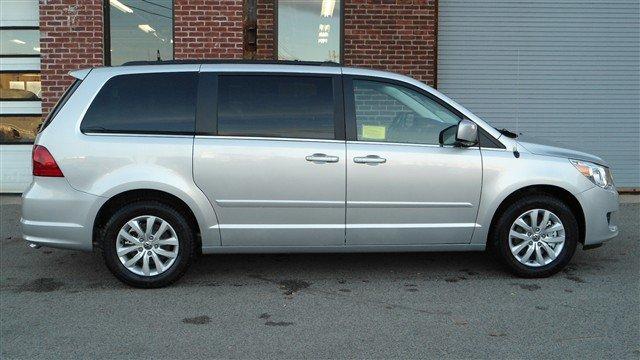 Volkswagen Routan 2012 photo 2