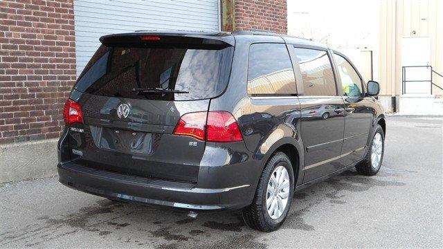 Volkswagen Routan 2012 photo 2