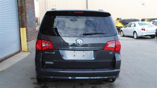 Volkswagen Routan 2012 photo 3