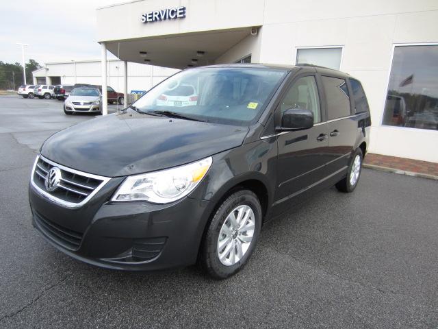 Volkswagen Routan 2012 photo 2