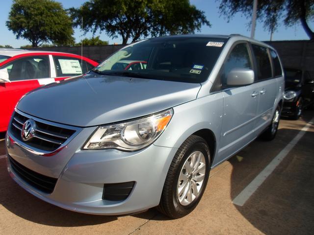 Volkswagen Routan 2012 photo 2